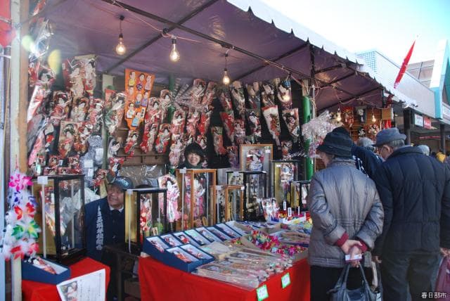 押絵羽子板を勧める店主と客
