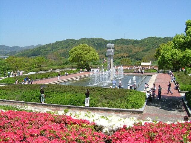 永源山公園つつじ・ゆめ風車まつり