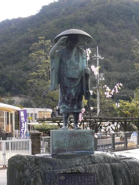 西行法師像