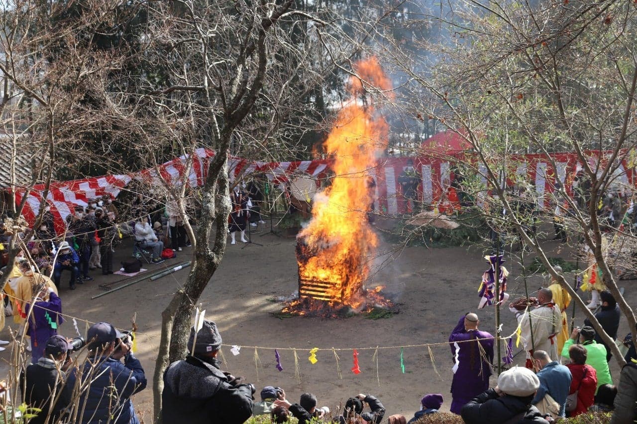 Nyoirin-ji Temple fire crossing