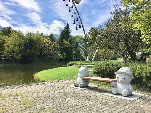 "Komakappa" and "Shipai" bench