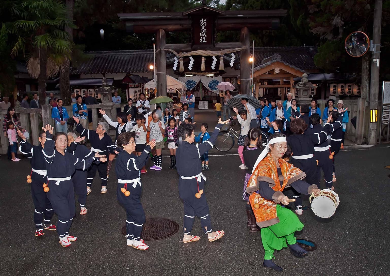 Dance dedication at Akunami Shrine
