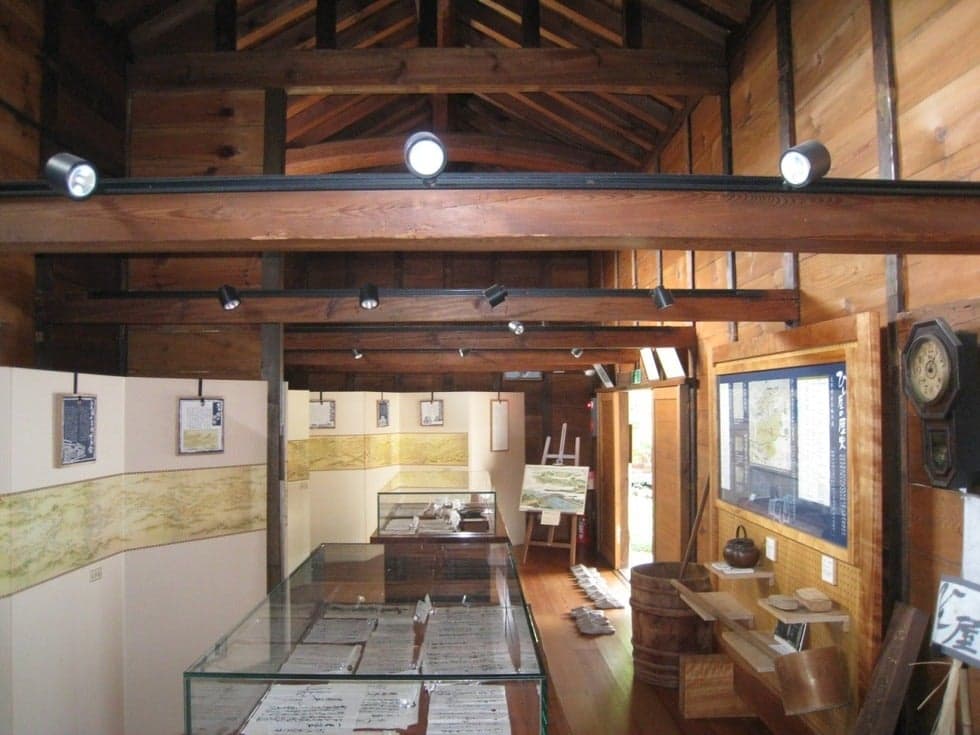 Exhibition room using the storehouse