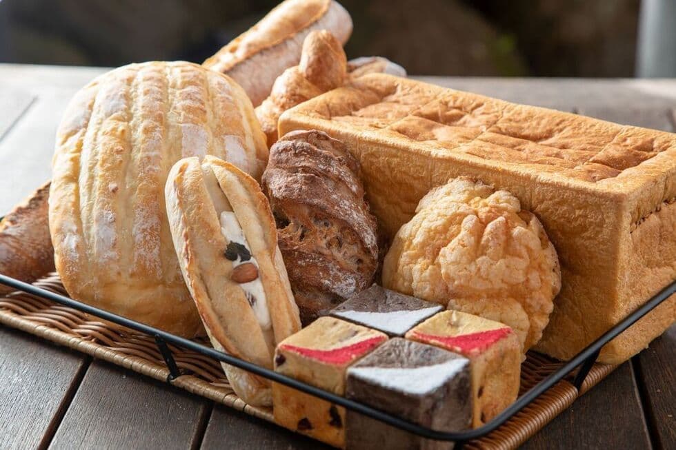 Please spend your time slowly while eating homemade bread that takes time in the forest.