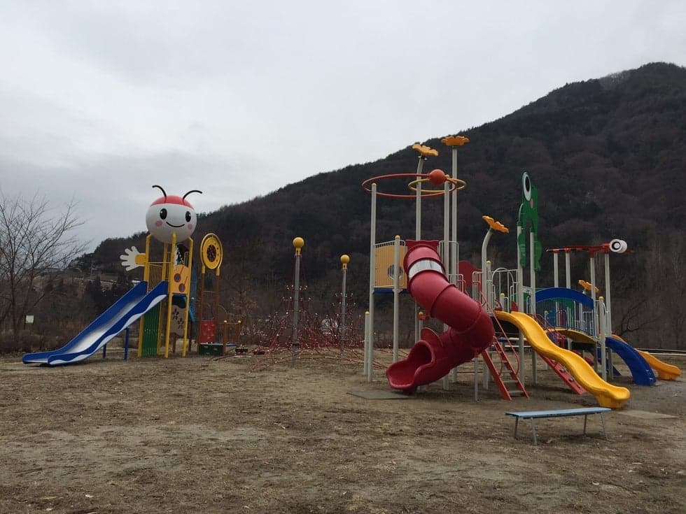There are playground equipment for children to enjoy, and a lawn open space where you can fly around. Please go out with your lunch box.