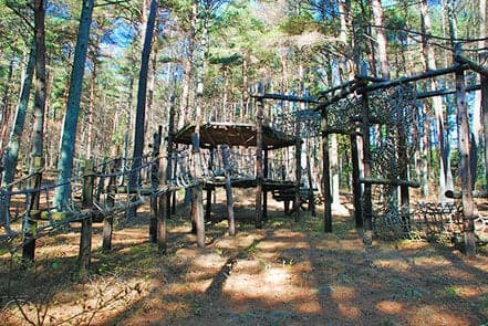 Field athletic, which has unique wooden playground equipment, can be enjoyed for free. Take a walk around the course.