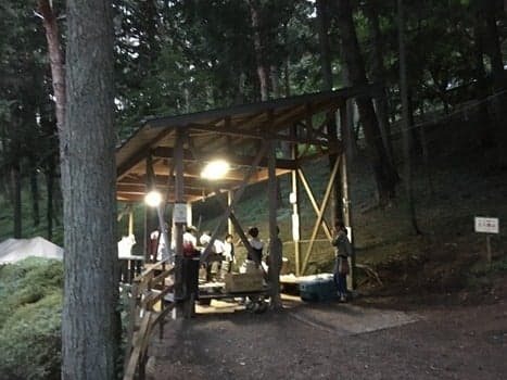 In the covered yakiniku open space, many people can enjoy BBQ with peace of mind even in rainy weather.