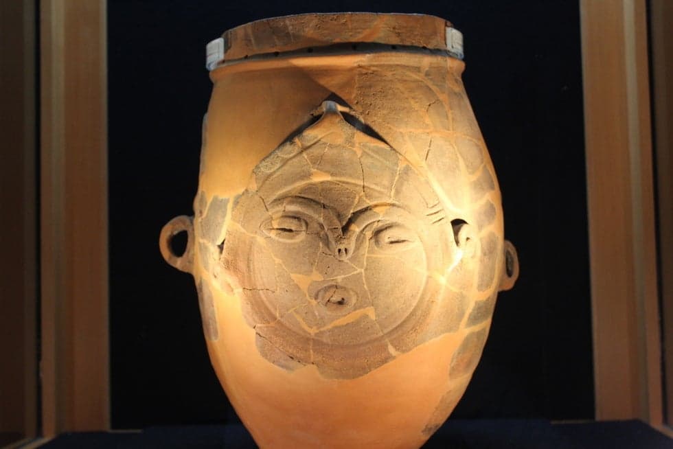 Pottery with perforated tsuba with human face decoration designated as a treasure in Nagano Prefecture Nickname: Eternal smile