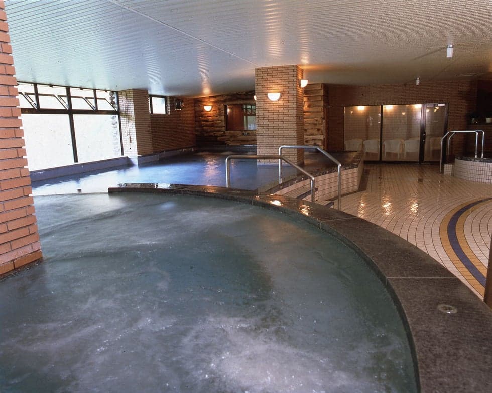 Okuhakuba Onsen, located in Hotel Green Plaza Hakuba, is a home source that springs from 1221m underground in the Northern Alps, and is a baking soda spring that is effective in creating beautiful skin.