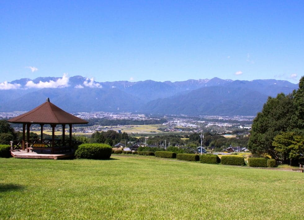 You can overlook the mountains of the Central Alps, Tenryugawa, and Komagane city area.