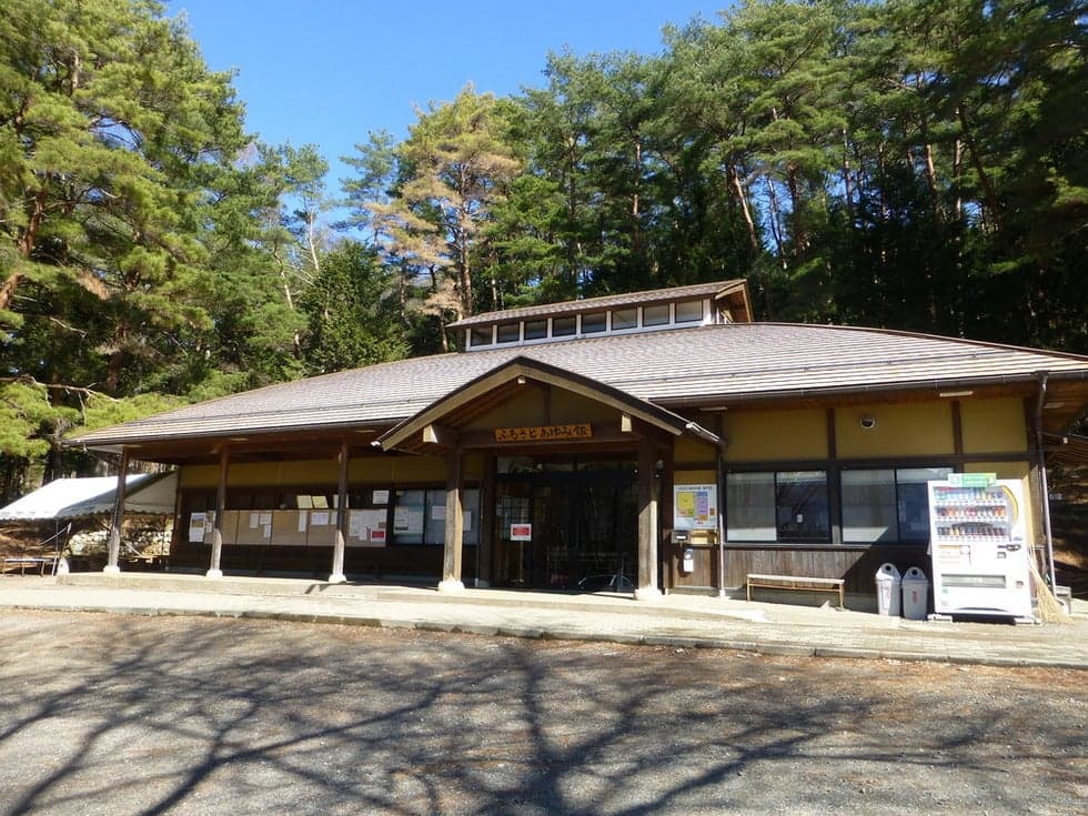 There are exhibits of folk implements and pottery at the hometown Ayumikan. Equipped with a craft room and a kiln hut, you can do pottery and crafts. (Please contact us for reservations and fees.)