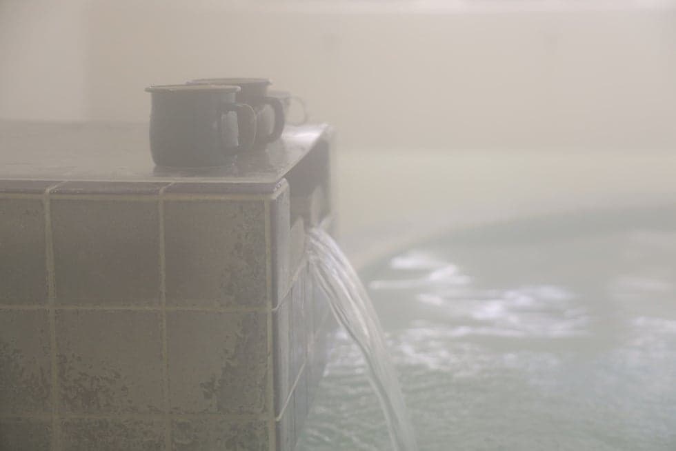 The only one is the "real hot springs" filled with plenty. This bath is a 100% hot spring flowing from the source, from bathtubs, karans and shower baths.