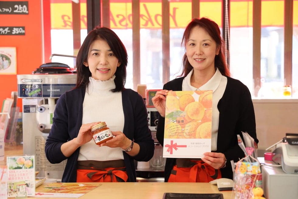 From half a century ago when we started cultivating apricot to the present, we have a variety of products made of apricot, harvested by discerning cultivation with reduced pesticides as much as possible to maintain quality.