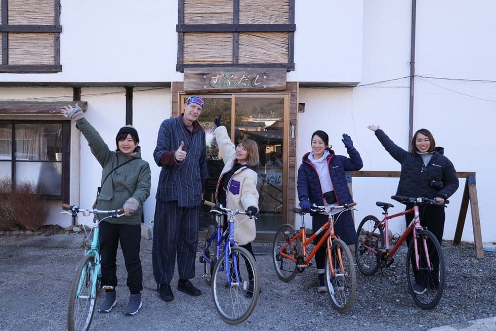 You can also apply for a tour where experienced guides guide you through the culture, history and life spread to the satoyama of Chikuma City.