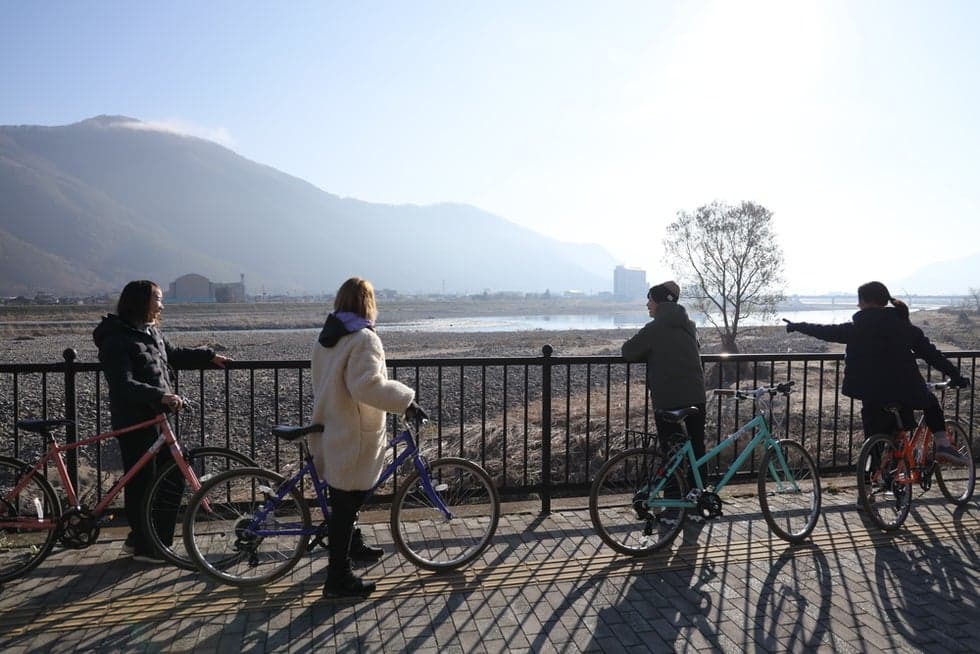 You can see the Chikuma River from the hot spring town.