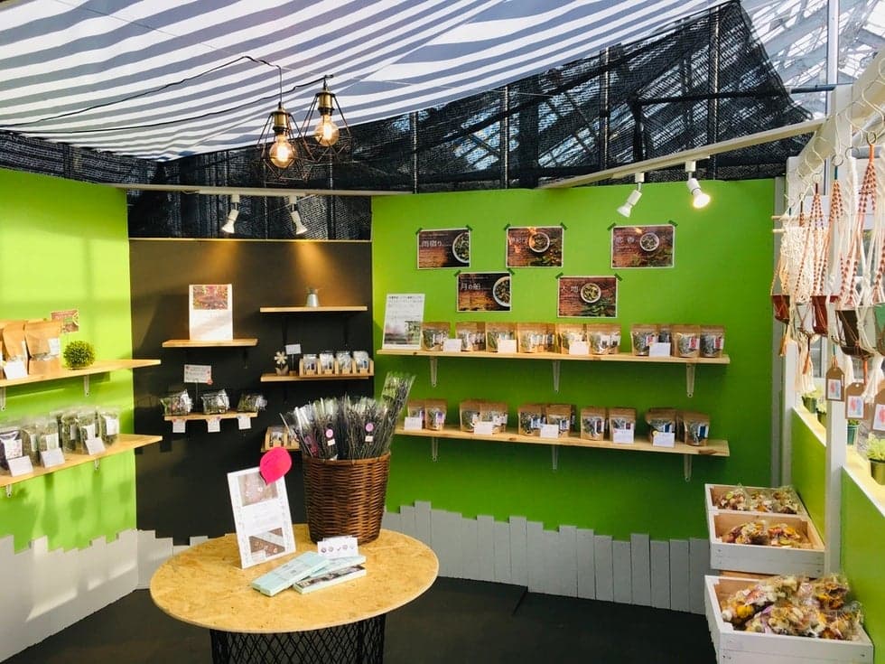 The shop sells miscellaneous goods, herbal teas and dried flowers. ♪