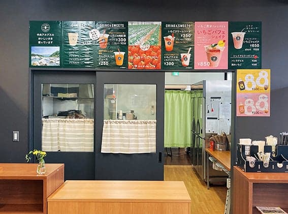 In addition to strawberry sweets, please enjoy the cafe menu that matches the season.
