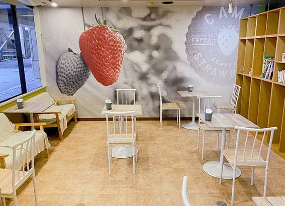 There are 5 tables and 10 seats, and there are also sofas where you can sit comfortably.