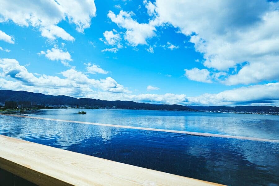 At the observation open-air bath "Cotton Shizuku", you can enjoy Lake Suwa, which attracts your expression with the changing times.