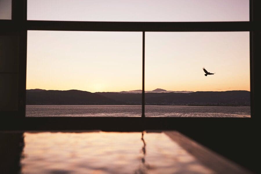 Luxury to spend a panoramic view of Lake Suwa in the open-air bath of cypress