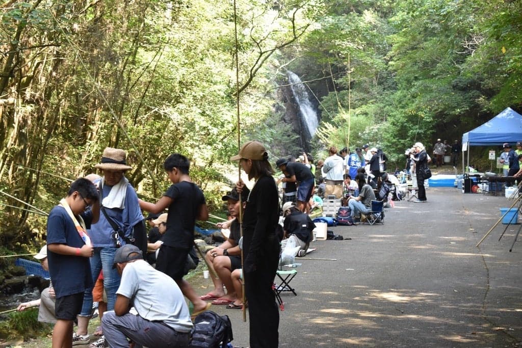 It is lined up along the river.