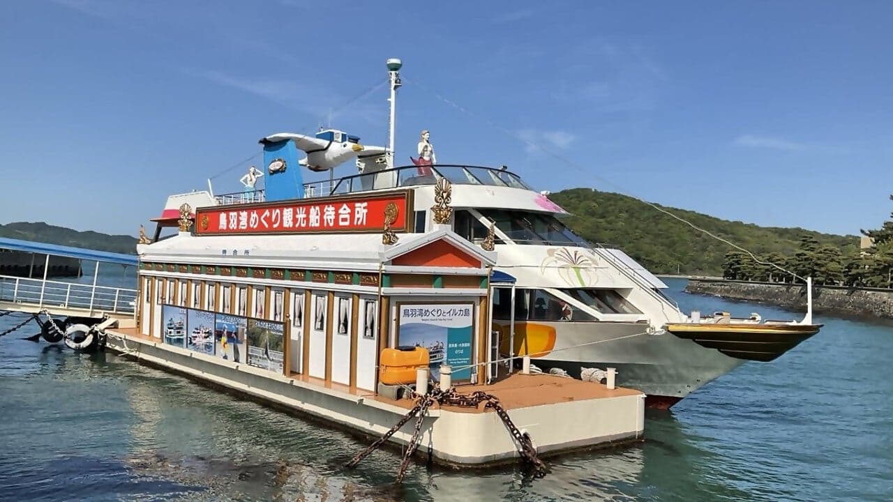 A pleasure boat tour around Toba Bay