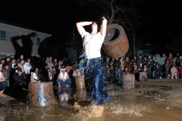 Mortar containing water that can be thrown out loudly