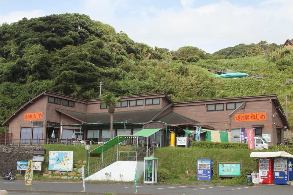 Roadside station screw