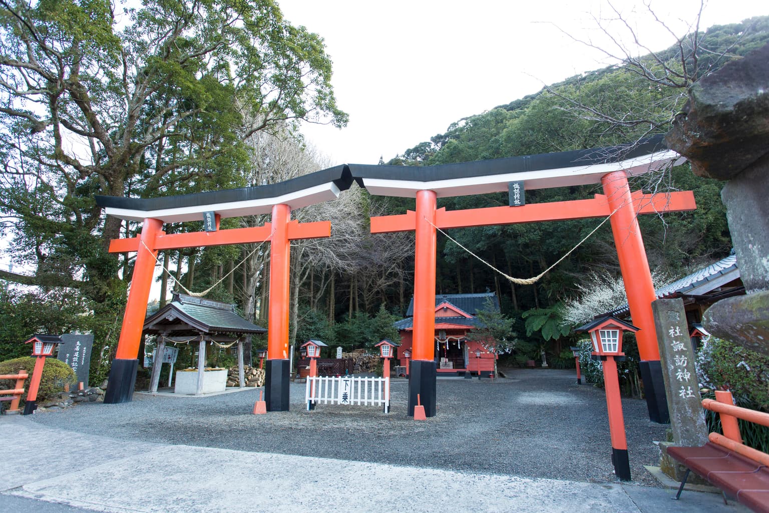Suwa-jinja Shrine parallel torii gate