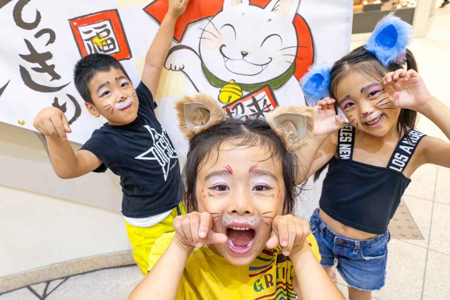 Exhibition of 100 Beckoning Cats