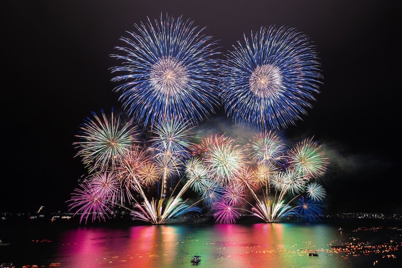 宮津市制施行70周年記念事業・宮津線100周年記念事業　宮津燈籠流し花火大会