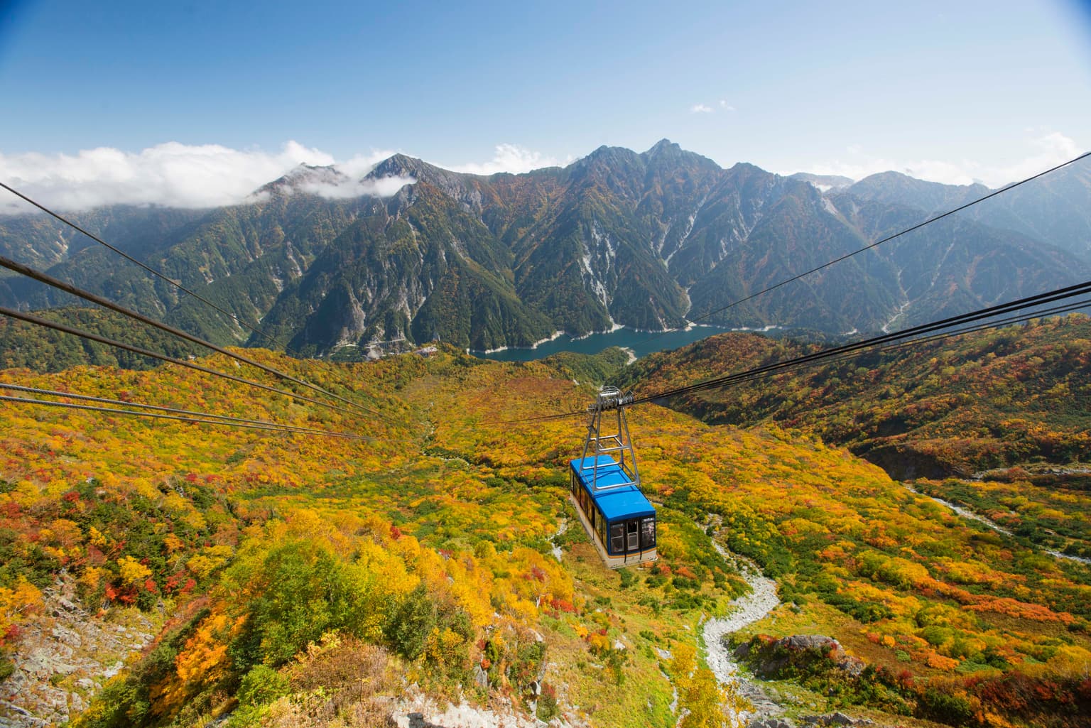 Autumn leaves in Tateyama (around Mt. Daikanbo: around 2,300 m above sea level)