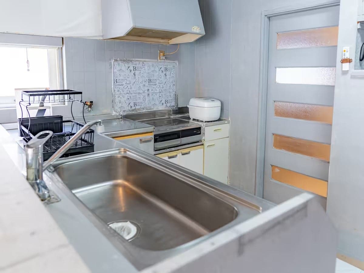 台所　炊飯器、電子レンジ、オーブンを備えております