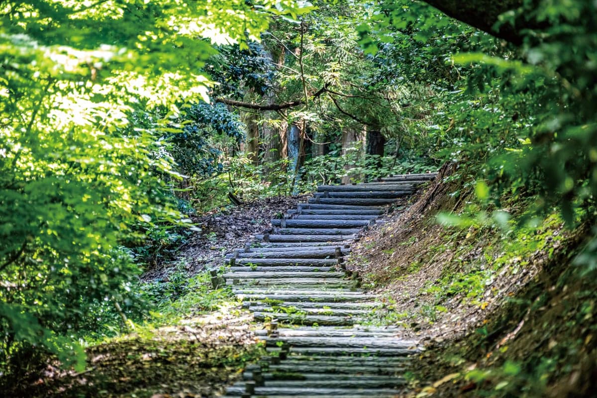 麓にある等福院はおよそ560年前に村上市耕雲寺三世が開山し、上杉謙信公の四家老のひとり、赤田城主斎藤下野守によって開基。貴重な文化財が多数所蔵されています。