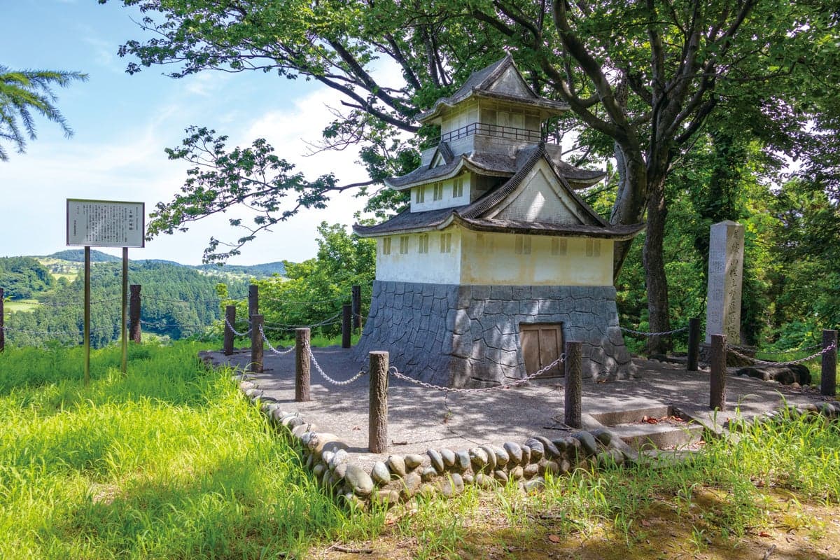 勝山城は日本海側から攻撃してくる敵に備えて構築された山城だと考えられています。頂上には天守の模型があり、かつての山城の様子が思い起こされます