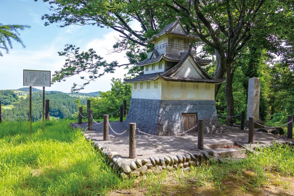 勝山城は日本海側から攻撃してくる敵に備えて構築された山城だと考えられています。頂上には天守の模型があり、かつての山城の様子が思い起こされます