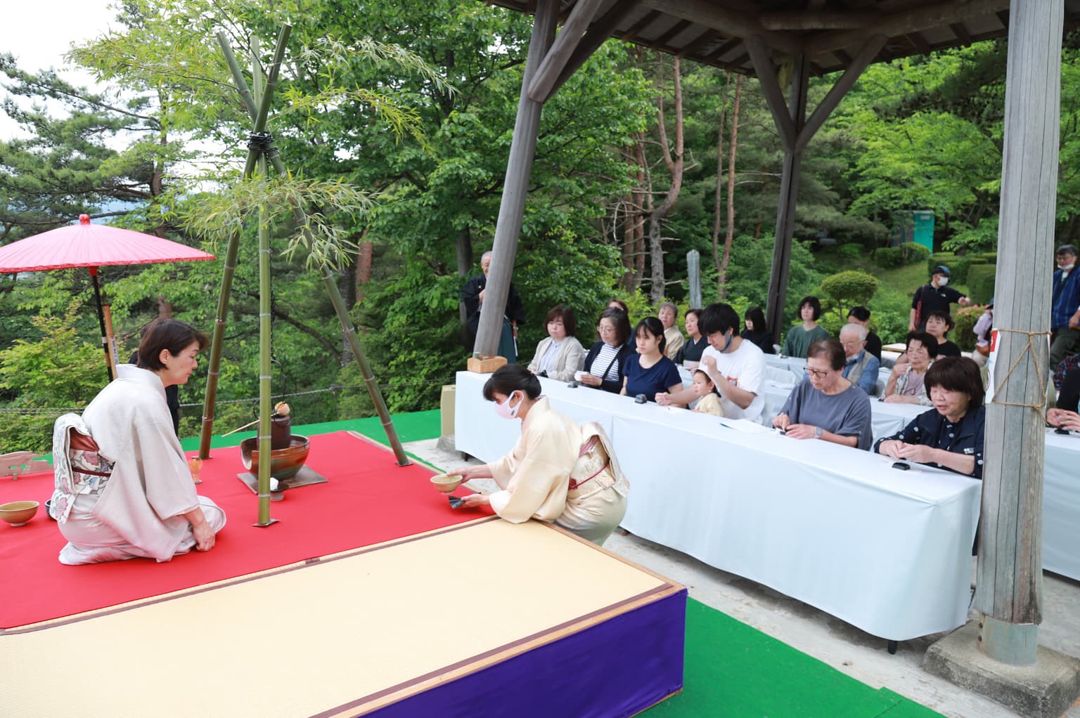 向羽黒山城まつりにおける野点茶会の様子
