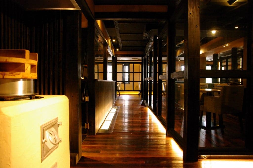 A Japanese space that spreads around the nostalgic hearth.