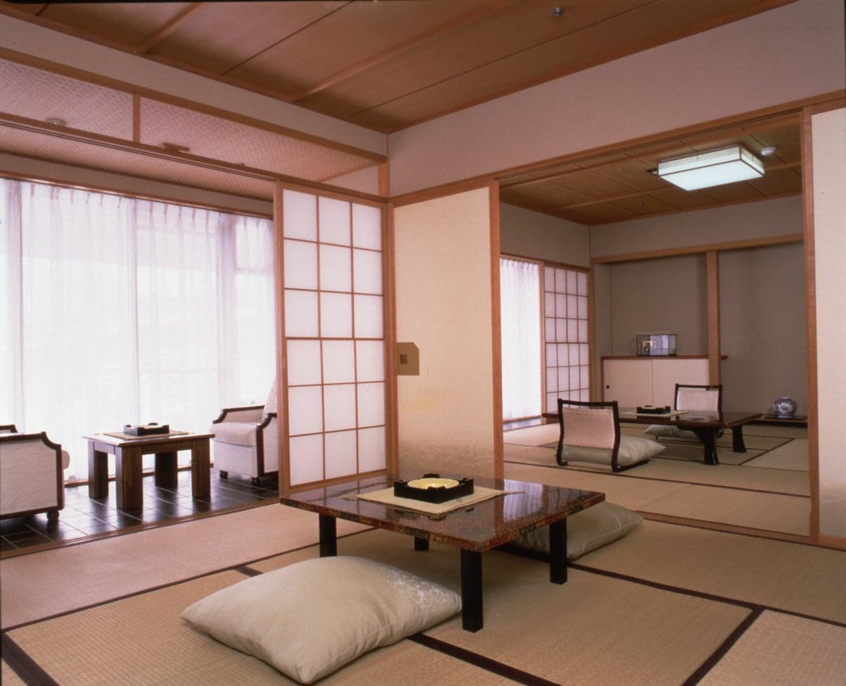 Spacious open-air bath. I want to relax while looking at the greenery of the trees.