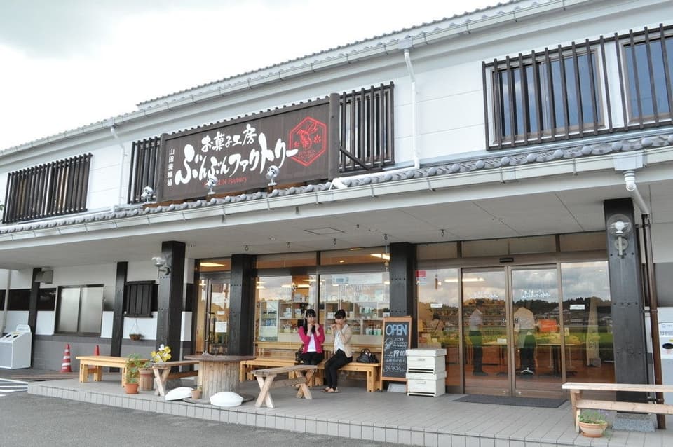 Yamada Bee Farm Confectionery Workshop "Bunbun Factory"