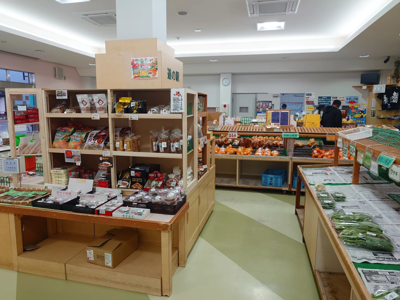 県内のお土産や地元の農産物が並ぶコーナー