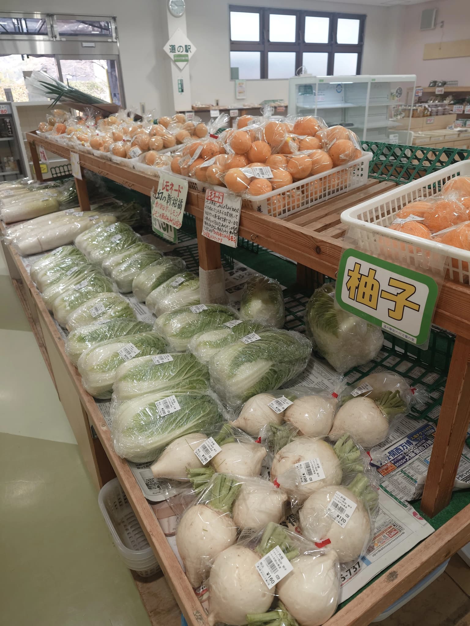 地元の農産物が並ぶコーナー。特大なものが並ぶ。