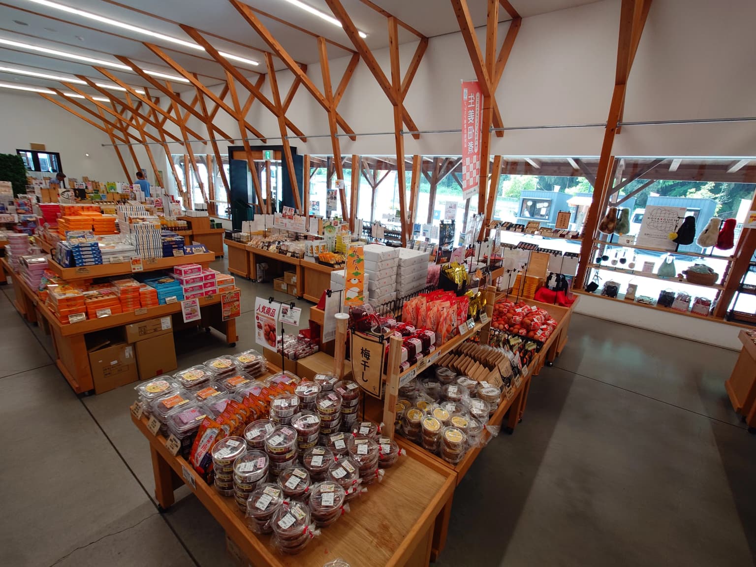 町内・県内の特産品が所狭しと並んでいる。
