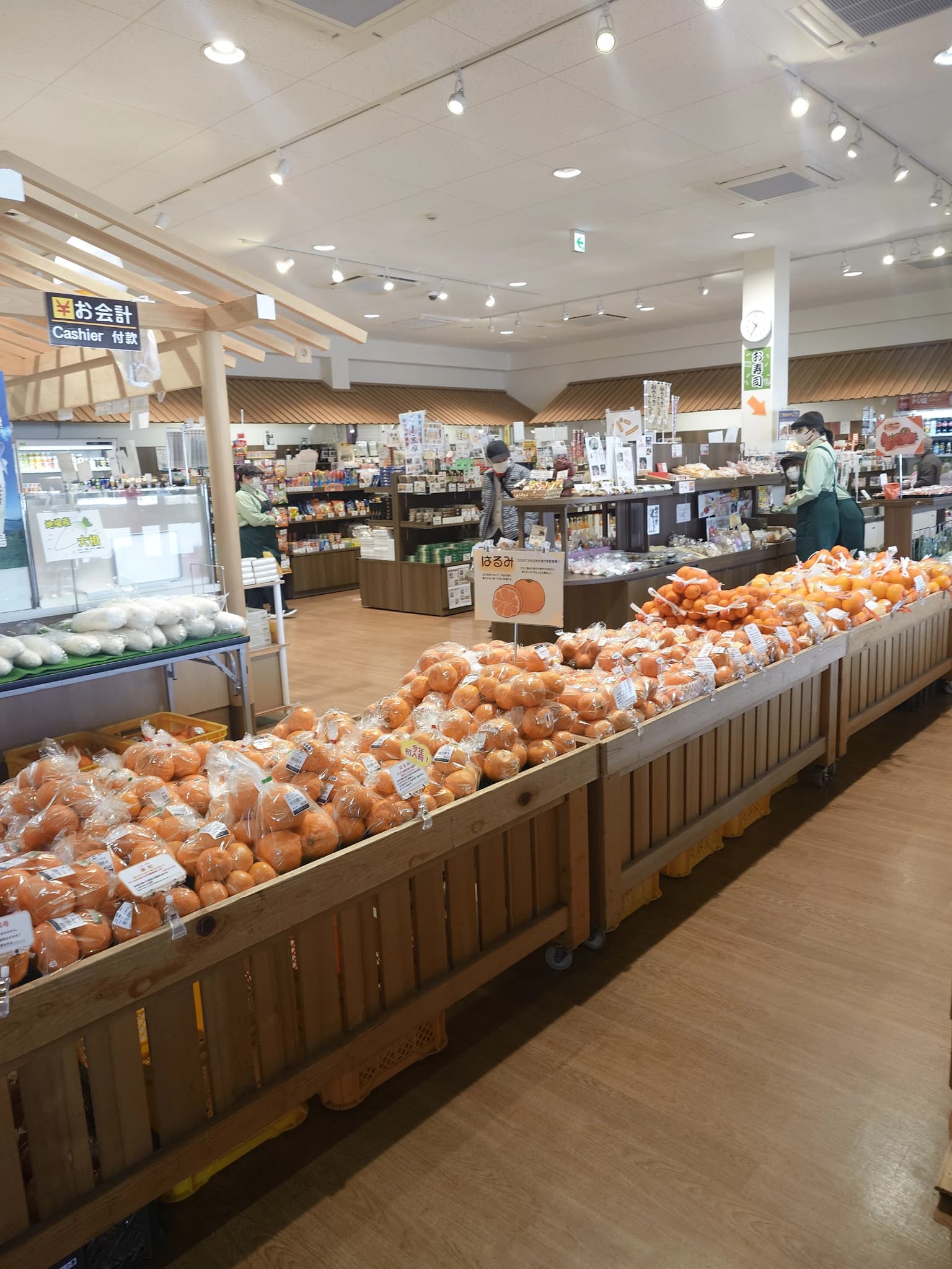 たくさんの農産物や特産品が販売されている。