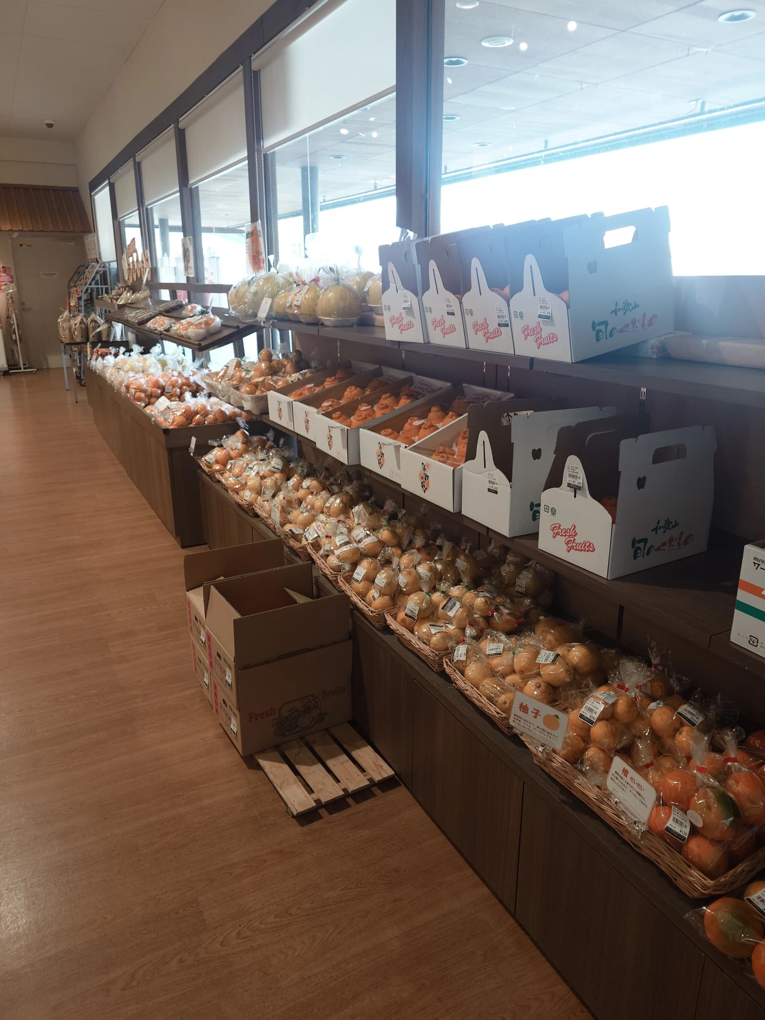 地元の野菜や米も販売している。