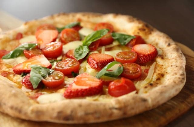 Pizza Yochien, a pizza made with seasonal fruits