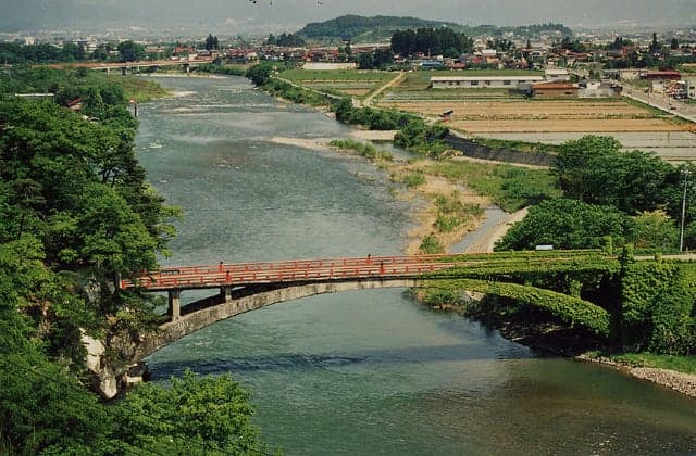 Wolong Bridge and strangely shaped rocks