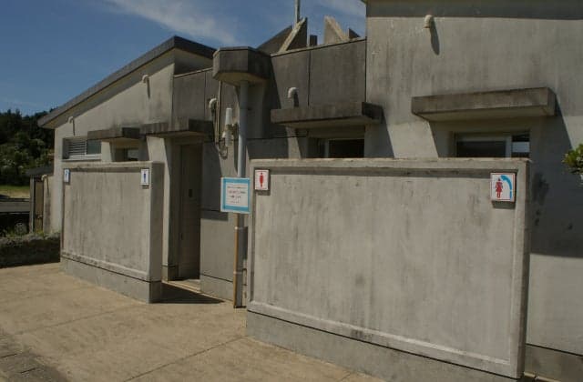 Free changing rooms with men and women and showers