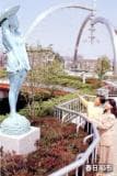 Park bridge and Hashigami sculpture with a straw hat motif