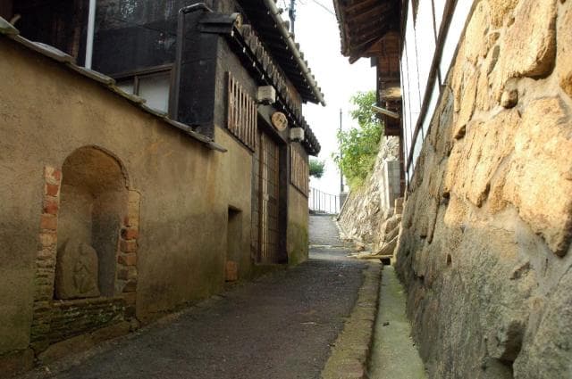 Small path at the mountainside